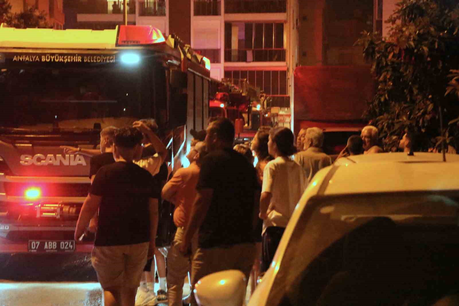 Korku dolu gözlerle izlediler: Daire alev alev yandı, mahalleli sokağa döküldü