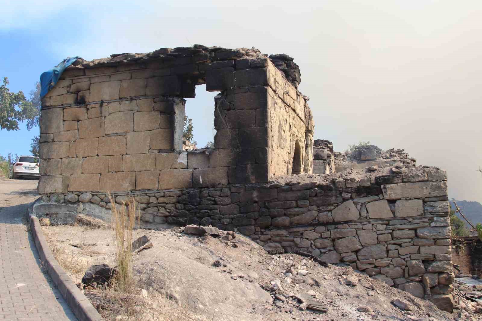 Orman yangınında acı bilanço: 19 hane yandı