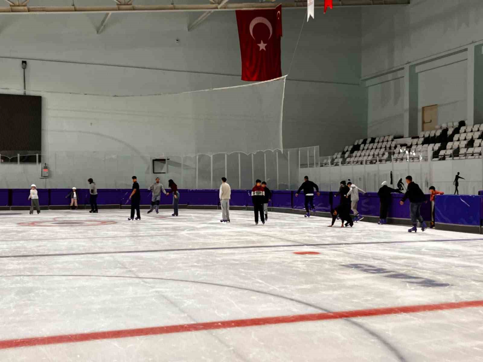 Kars’ta buz pistinde hareketli günler: Halk seansları devam ediyor
