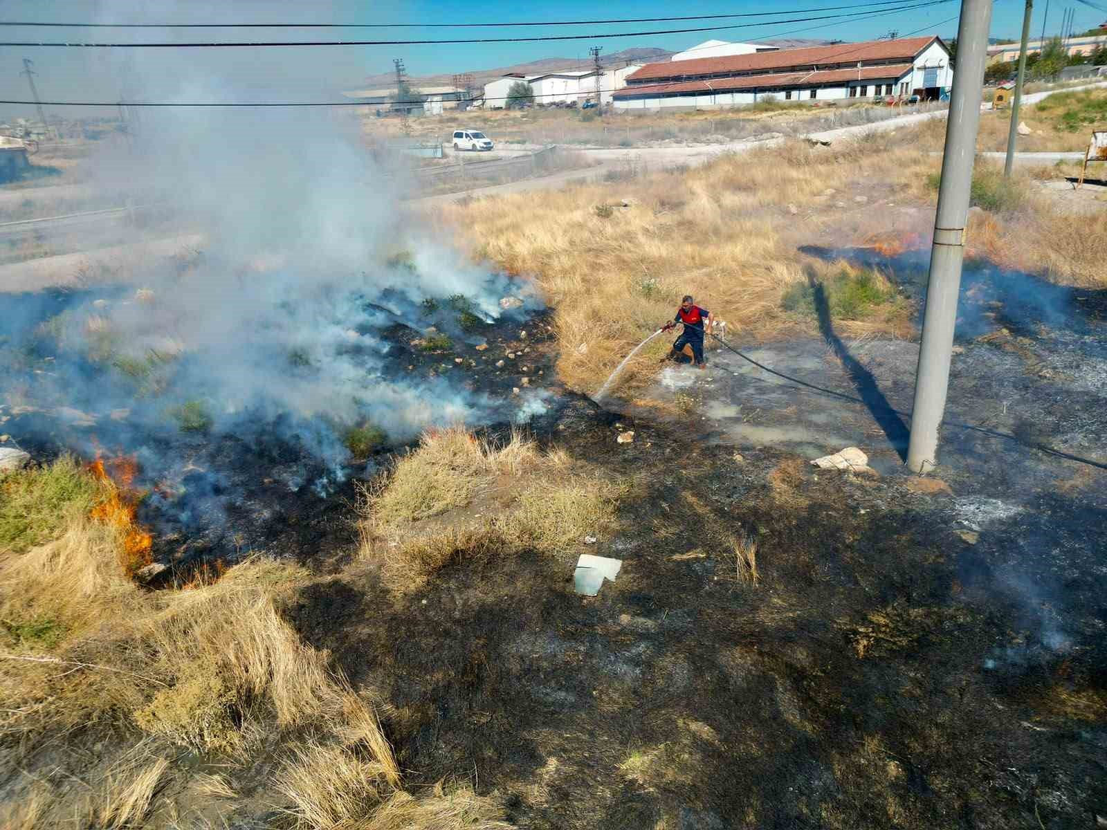 Yol kenarında çıkan anız yangını sürücülere zor anlar yaşattı