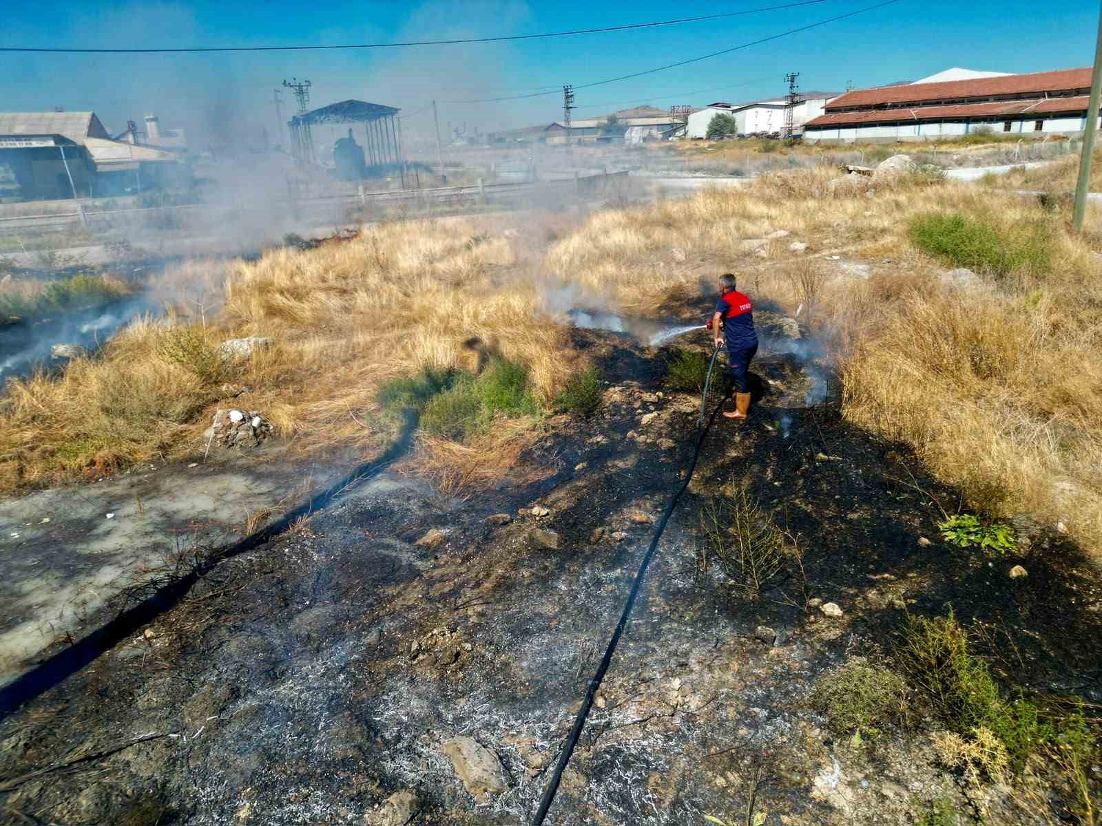 Yol kenarında çıkan anız yangını sürücülere zor anlar yaşattı