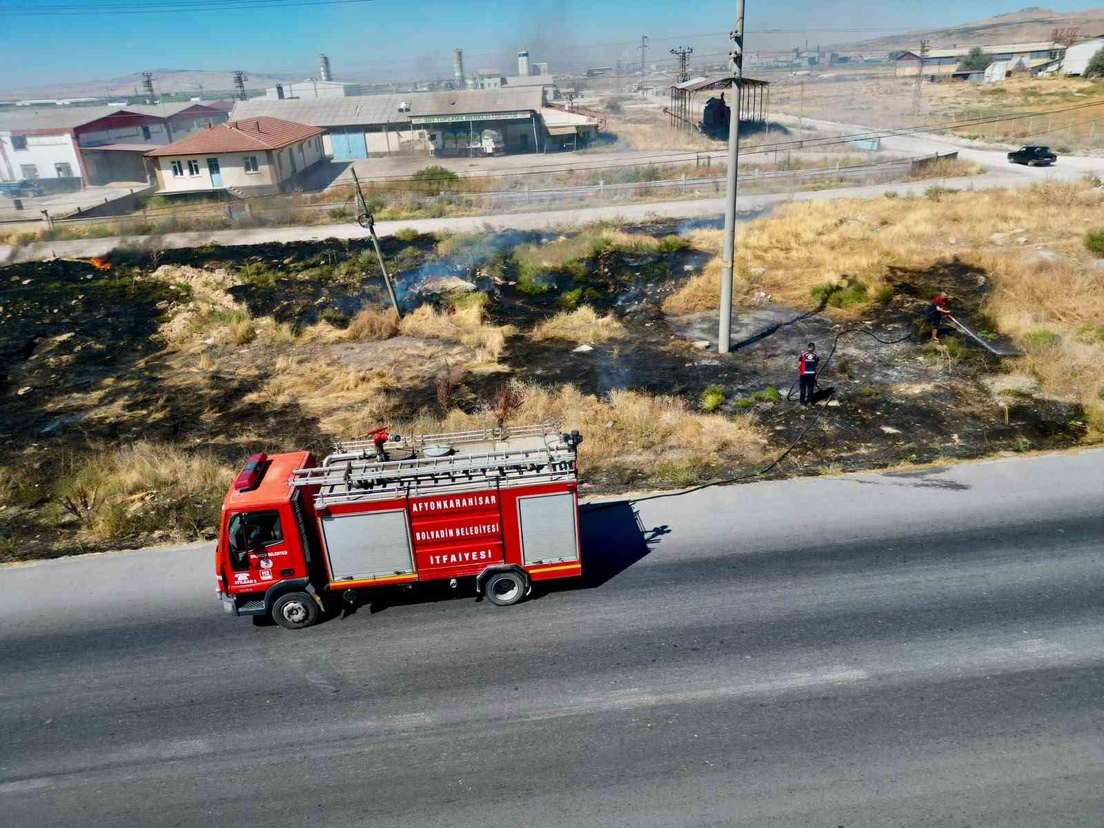 Yol kenarında çıkan anız yangını sürücülere zor anlar yaşattı