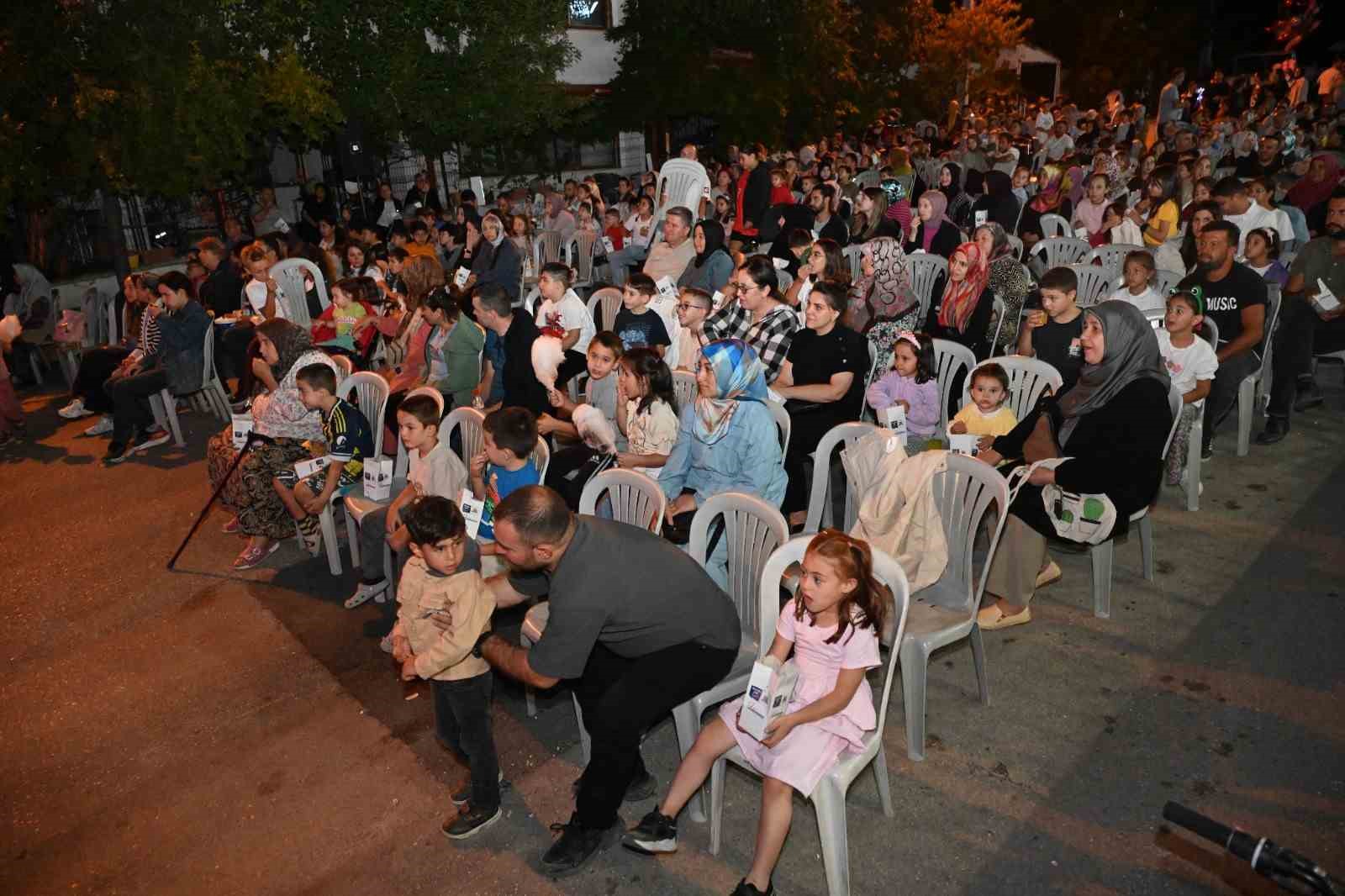 Çocuklar sinema etkinliğinde doyasıya eğlenip açık havada film izlediler