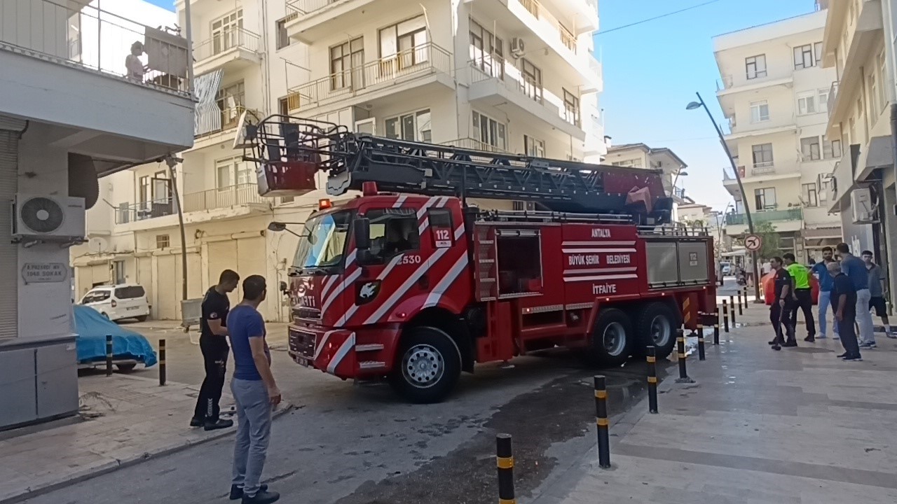 Arazözler park eden araçlar yüzünden yanan binaya ulaşamadı