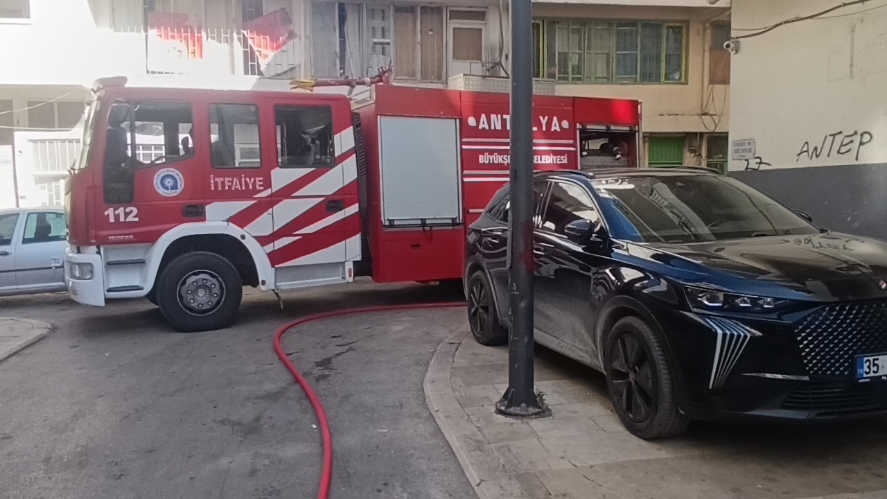 Arazözler park eden araçlar yüzünden yanan binaya ulaşamadı