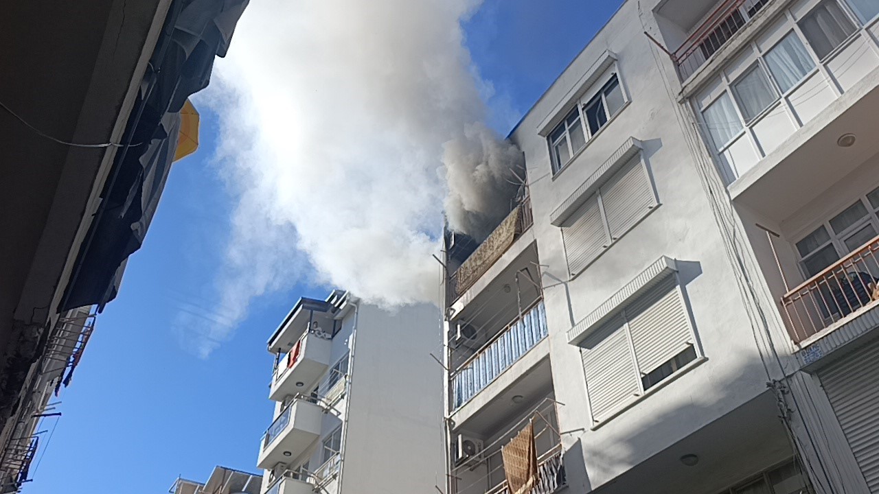 Arazözler park eden araçlar yüzünden yanan binaya ulaşamadı