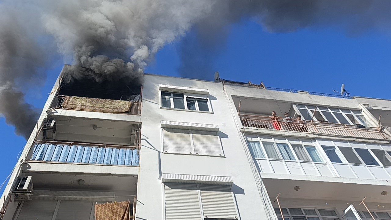 Arazözler park eden araçlar yüzünden yanan binaya ulaşamadı