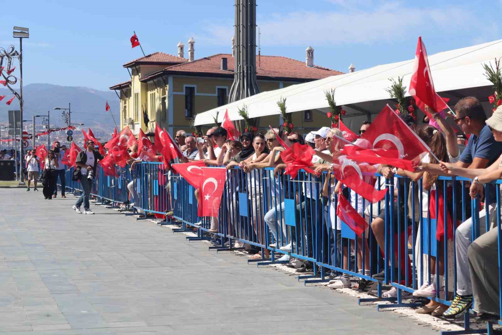 İzmir’in düşman işgalinden kurtuluşu törenlerle kutlandı