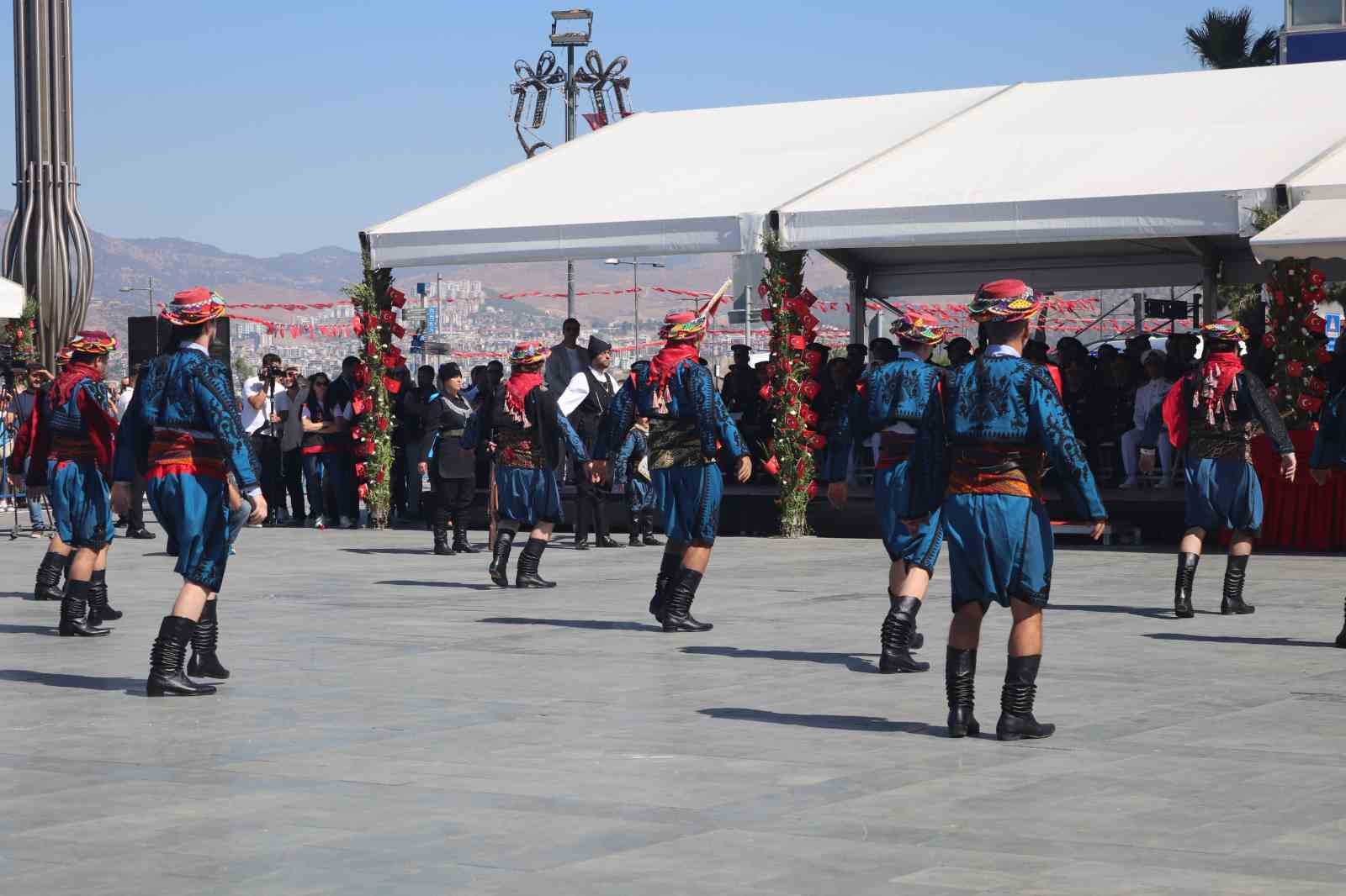 İzmir’in düşman işgalinden kurtuluşu törenlerle kutlandı