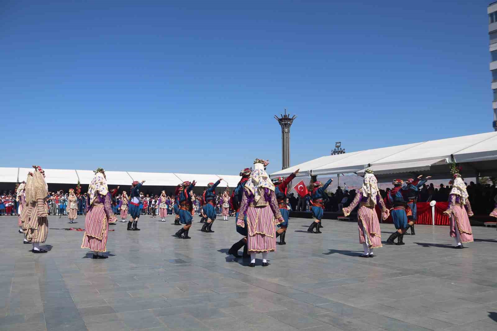İzmir’in düşman işgalinden kurtuluşu törenlerle kutlandı