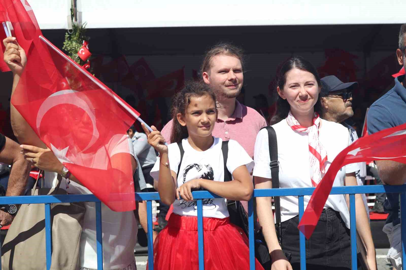 İzmir’in düşman işgalinden kurtuluşu törenlerle kutlandı