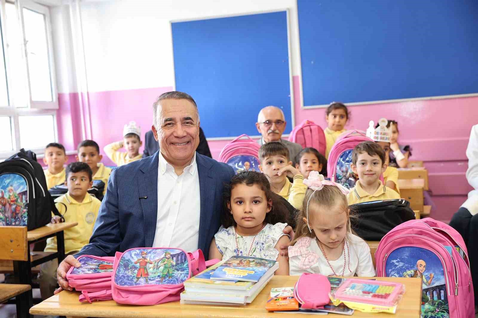 Sultangazi Belediyesi’nden ilkokula başlayan öğrencilere çanta ve kırtasiye seti sürprizi