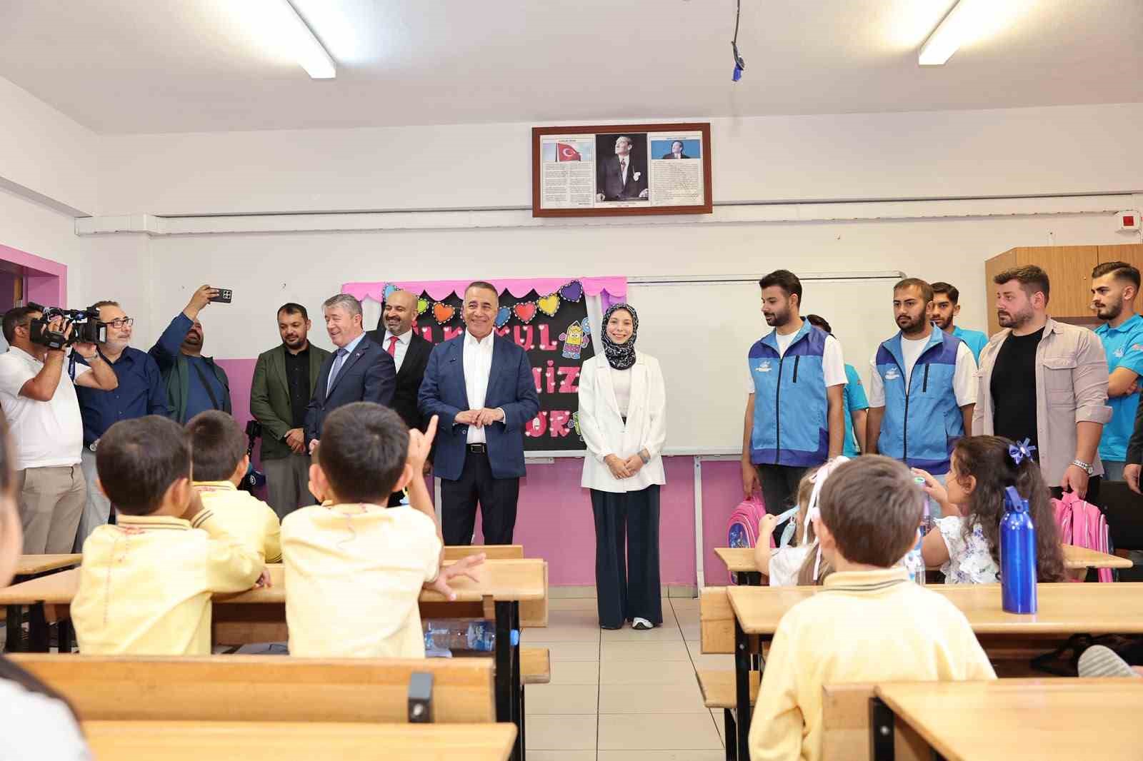 Sultangazi Belediyesi’nden ilkokula başlayan öğrencilere çanta ve kırtasiye seti sürprizi
