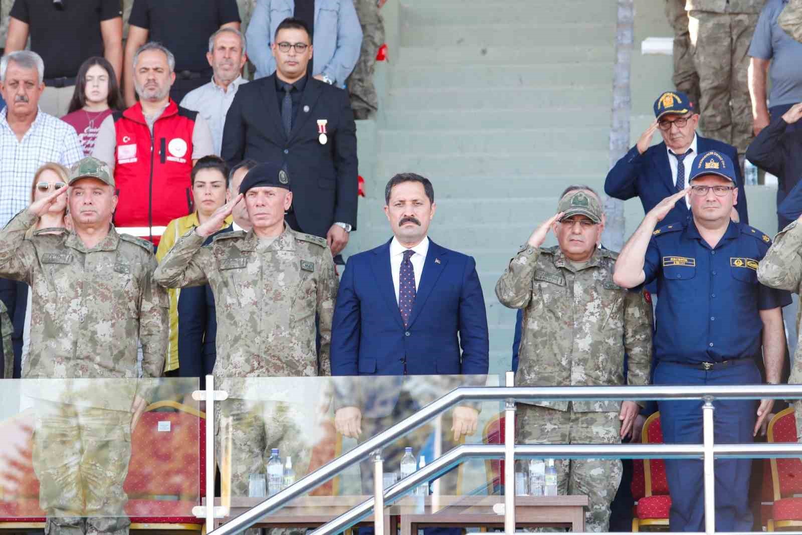 8’inci Komando Tugay Komutanlığı’nda sancak ve komuta devir teslim töreni düzenlendi