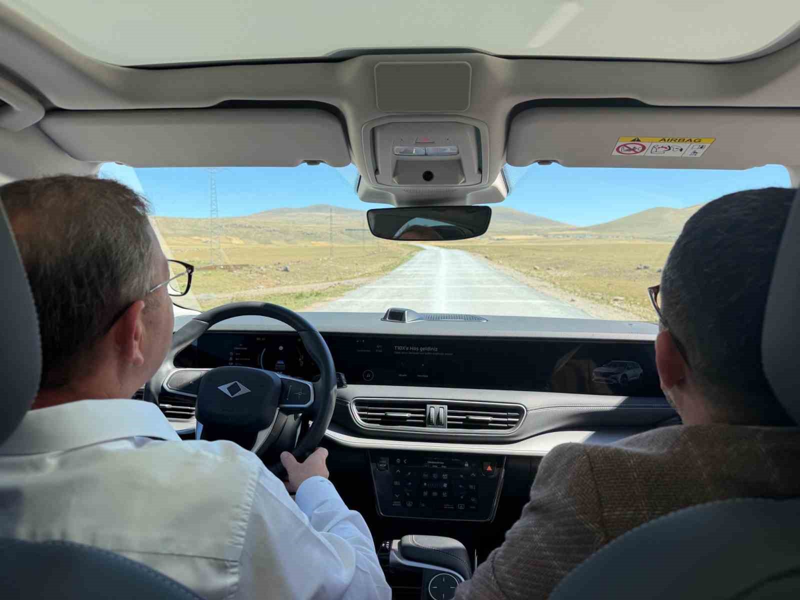 Kars’ta köy yollarında beton yol dönemi: Vali Polat ve Milletvekili Çalkın Yağlıca’da incelemelerde bulundu