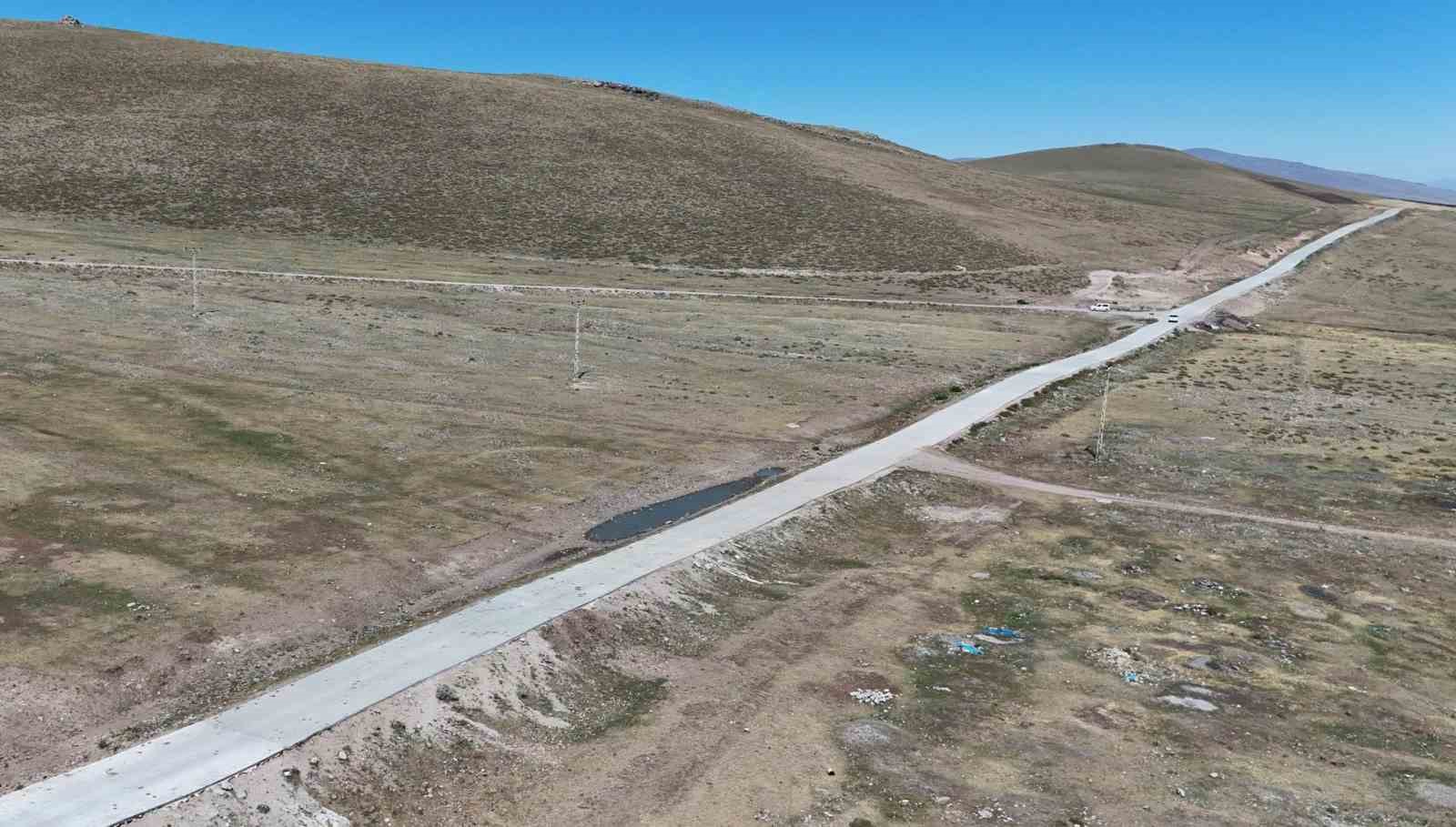Kars’ta köy yollarında beton yol dönemi: Vali Polat ve Milletvekili Çalkın Yağlıca’da incelemelerde bulundu