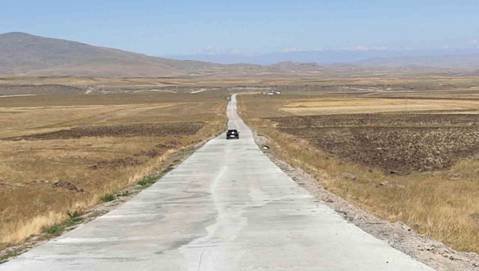 Kars’ta köy yollarında beton yol dönemi: Vali Polat ve Milletvekili Çalkın Yağlıca’da incelemelerde bulundu
