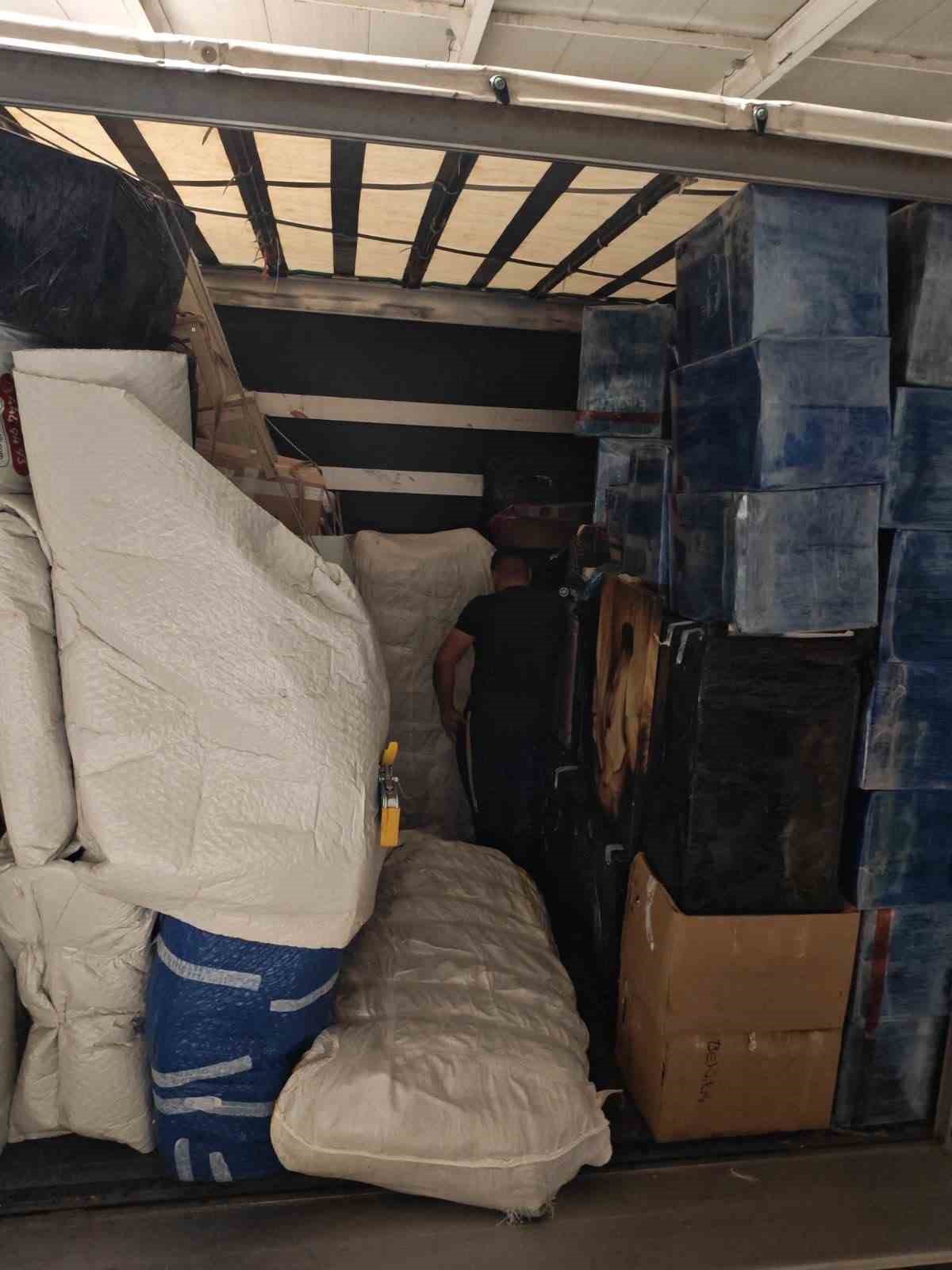 Hamzabeyli’nin karşısındaki Lesovo’da tırda 5 kaçak şişme bot ele geçirildi