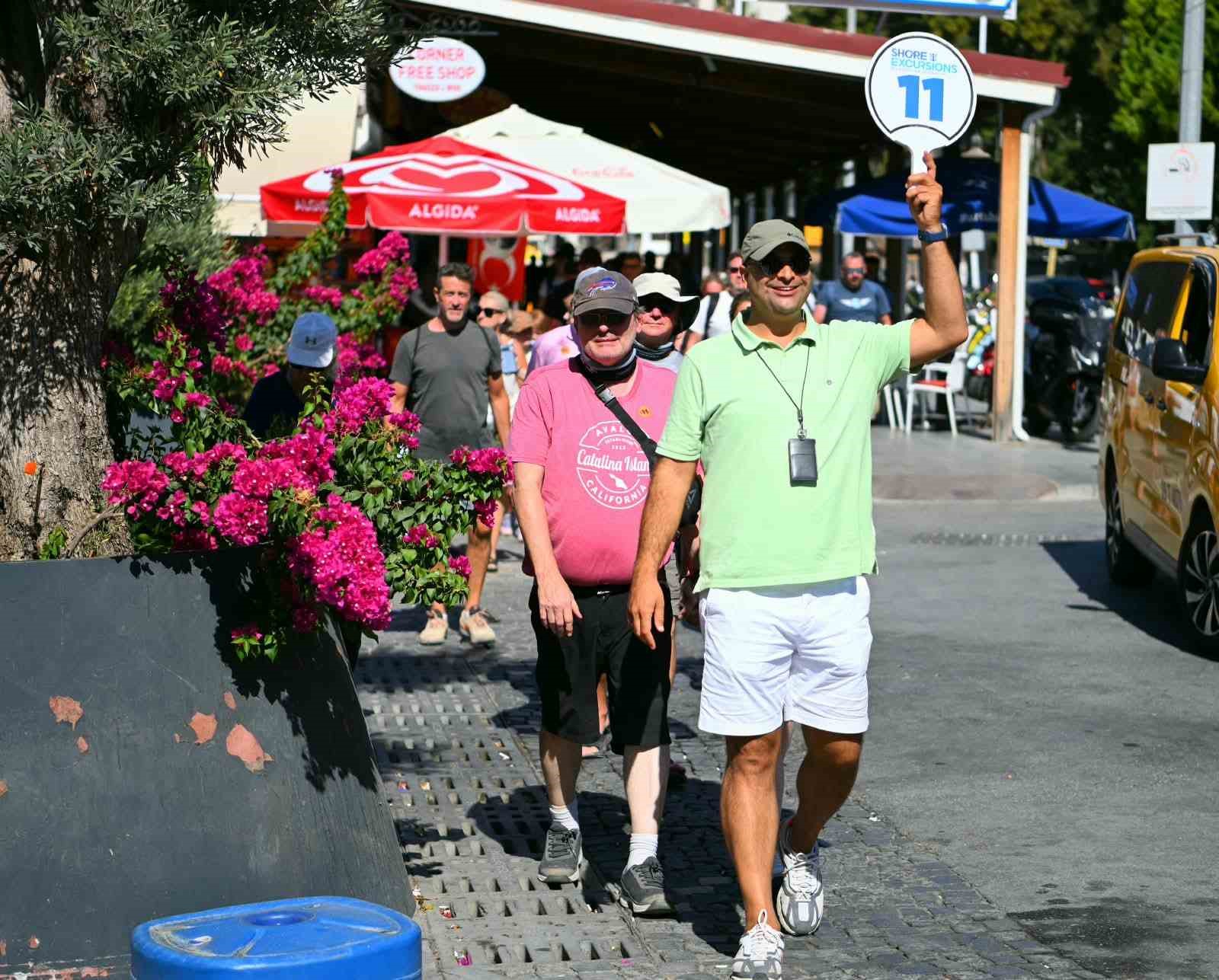 Kuşadası’na 2 kruvaziyerle 7 bin 818 turist geldi