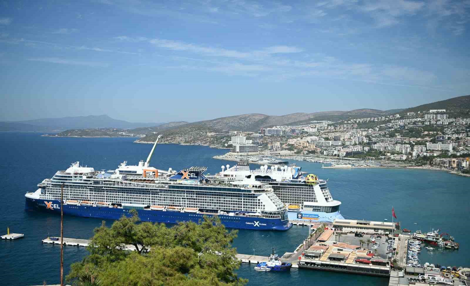 Kuşadası’na 2 kruvaziyerle 7 bin 818 turist geldi