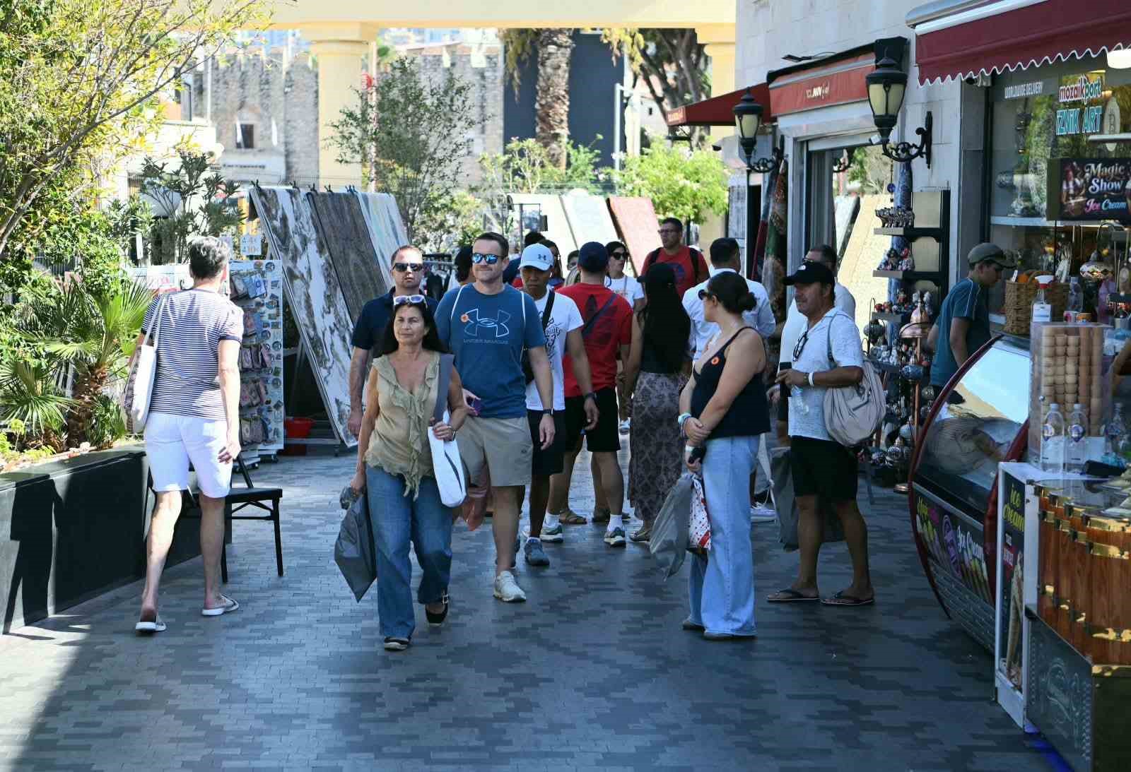 Kuşadası’na 2 kruvaziyerle 7 bin 818 turist geldi