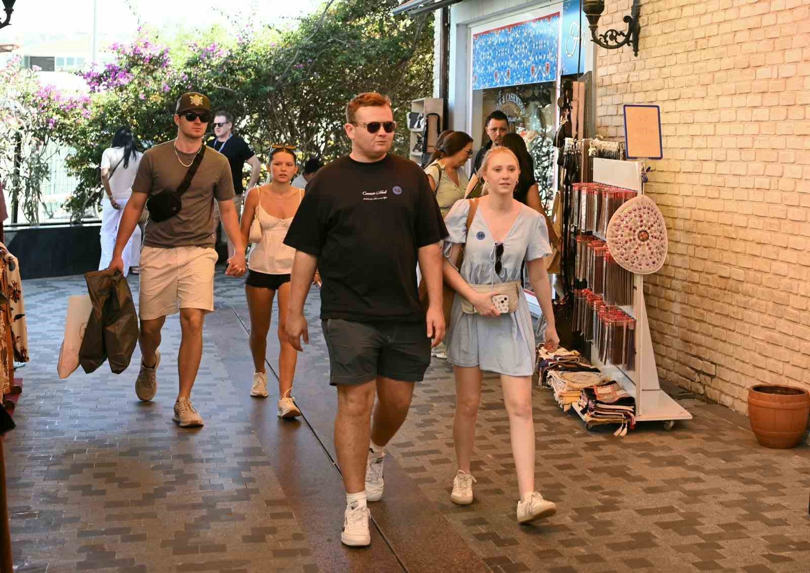 Kuşadası’na 2 kruvaziyerle 7 bin 818 turist geldi