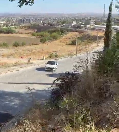 El freni çekilmeyen otomobil şarampole yuvarlandı