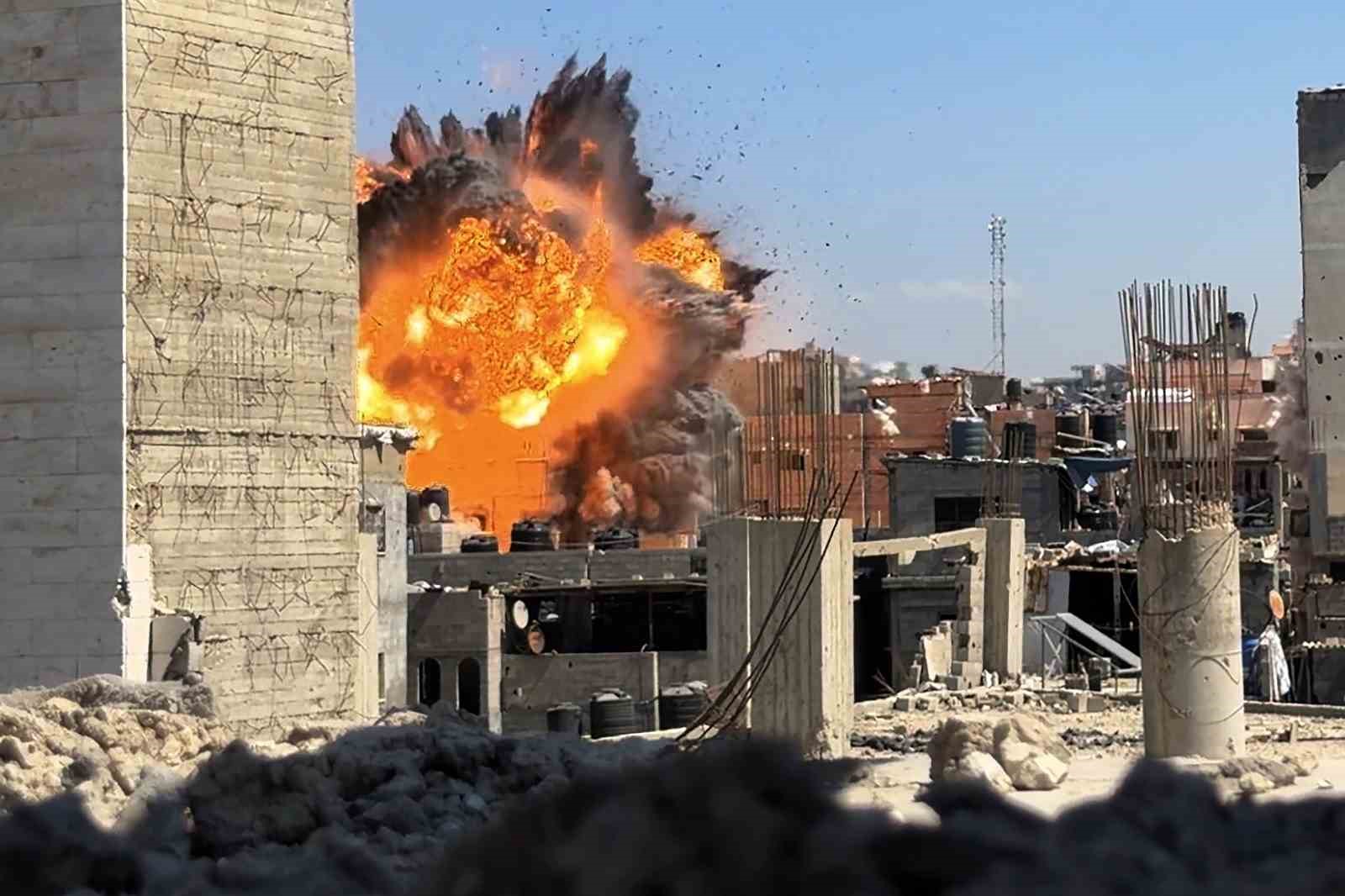 İsrail, Gazze’de sivillere ait iki eve saldırdı