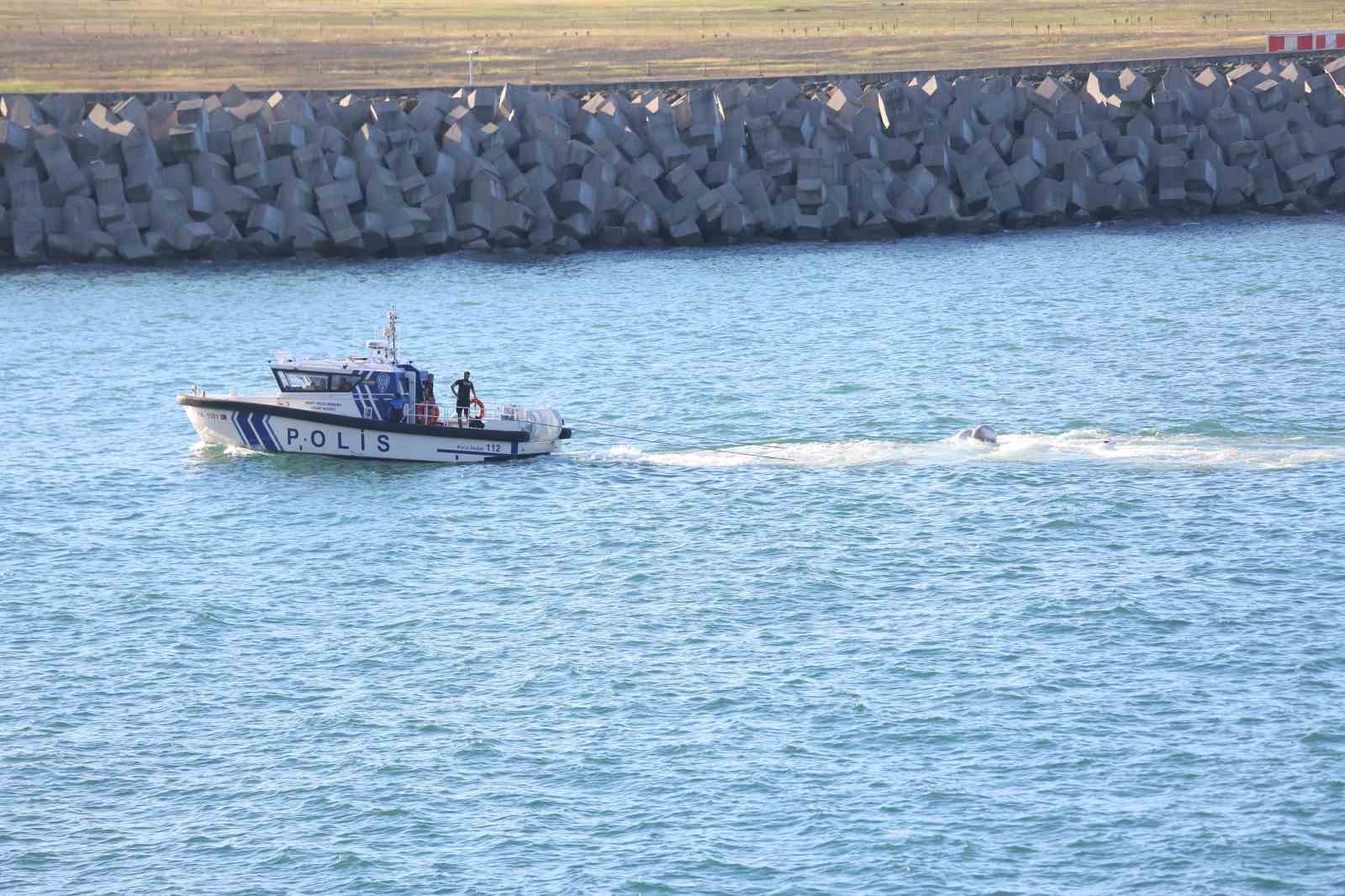 Rize açıklarına acil iniş yapan uçak limana çekildi