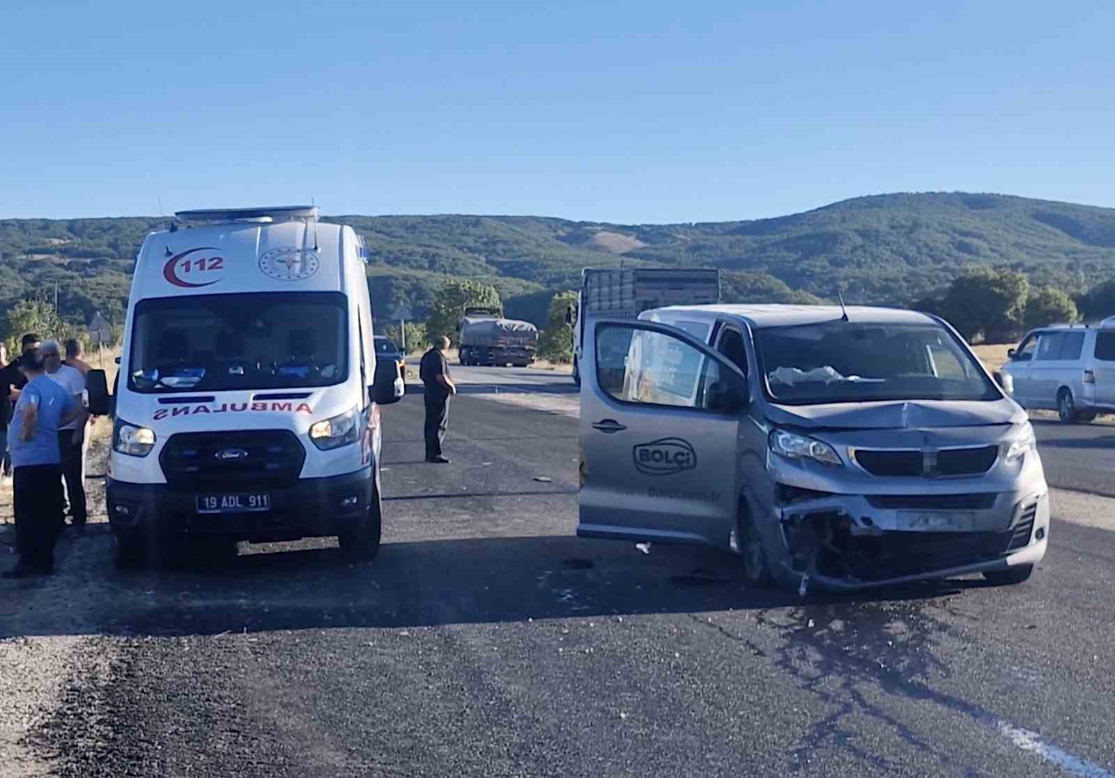 Çorum’da minibüsün çarptığı traktör şarampole yuvarlandı: 1 ölü, 1 yaralı