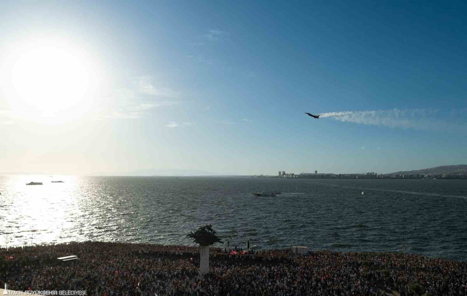 İzmir’de havada karada kurtuluş coşkusu