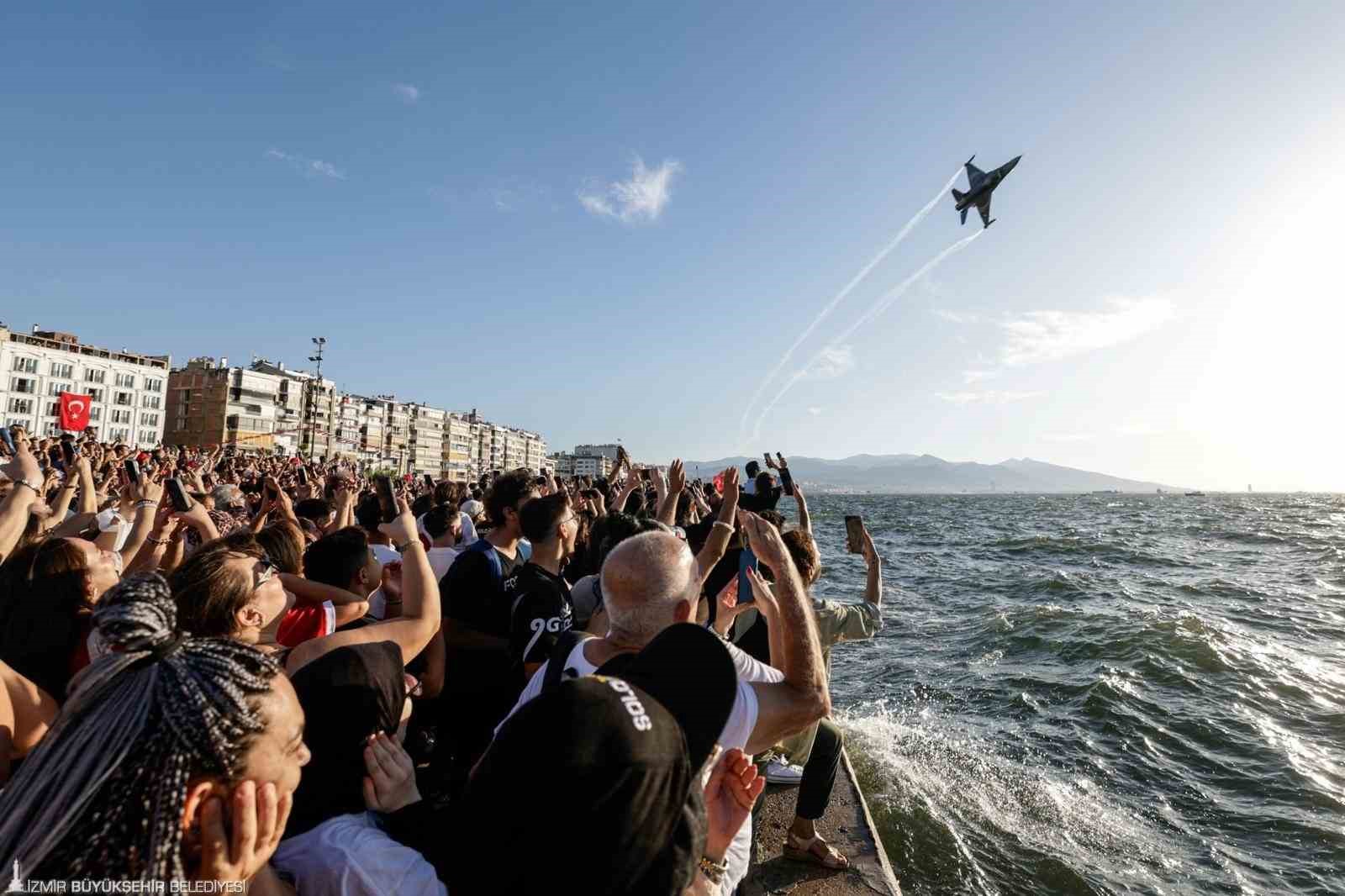 İzmir’de havada karada kurtuluş coşkusu