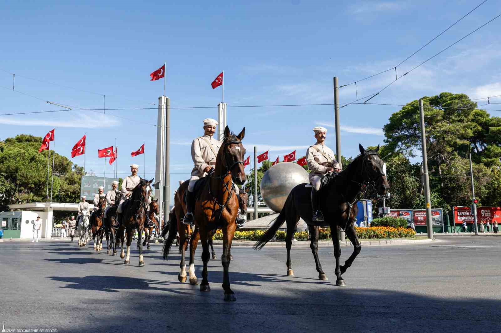 İzmir’de havada karada kurtuluş coşkusu