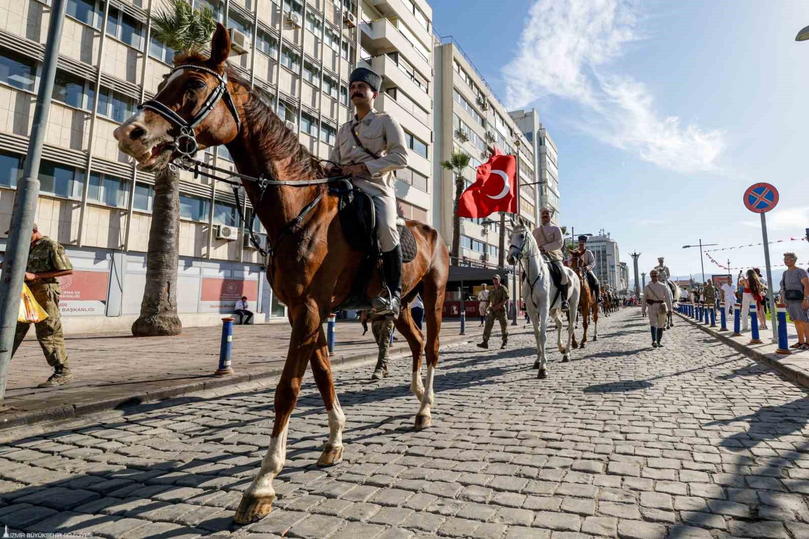İzmir’de havada karada kurtuluş coşkusu