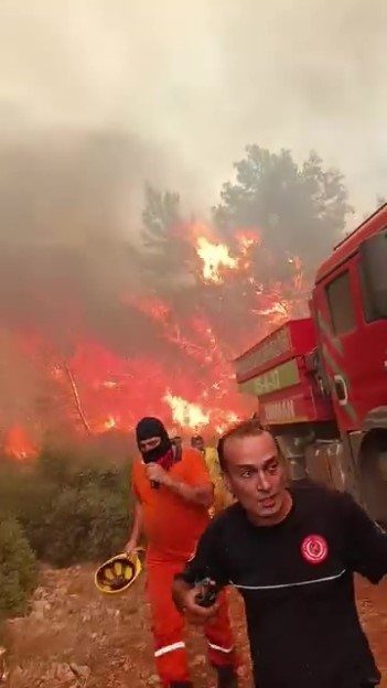 Antalya’da ekipler alevlerin arasında kalmaktan son anda kurtuldu