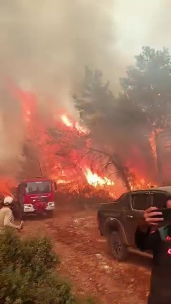 Antalya’da ekipler alevlerin arasında kalmaktan son anda kurtuldu