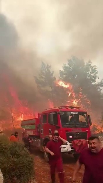 Antalya’da ekipler alevlerin arasında kalmaktan son anda kurtuldu