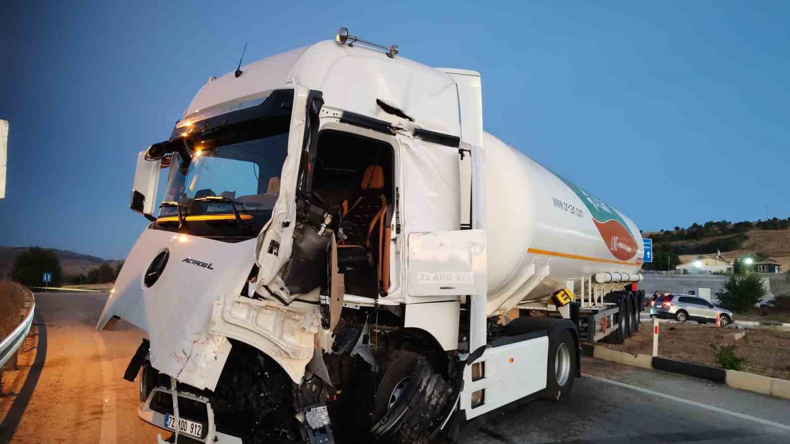 Kamyon ile LNG tankeri çarpıştı: 3 yaralı