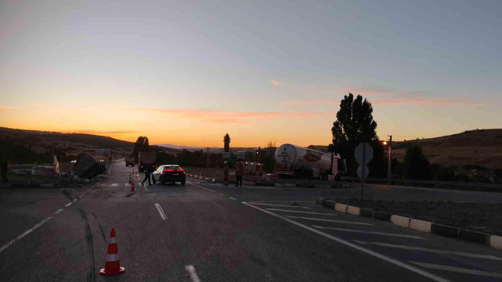 Kamyon ile LNG tankeri çarpıştı: 3 yaralı