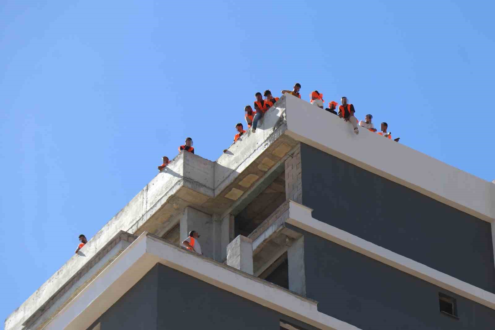 Denizli’de 4 aydır ödemeleri yapılmayan inşaat işçileri çatıya çıktı