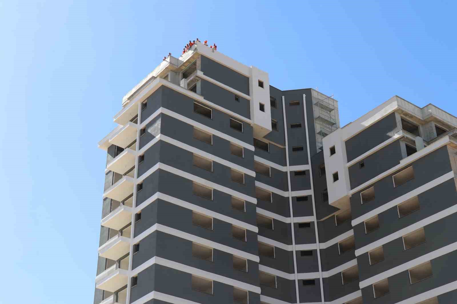 Denizli’de 4 aydır ödemeleri yapılmayan inşaat işçileri çatıya çıktı