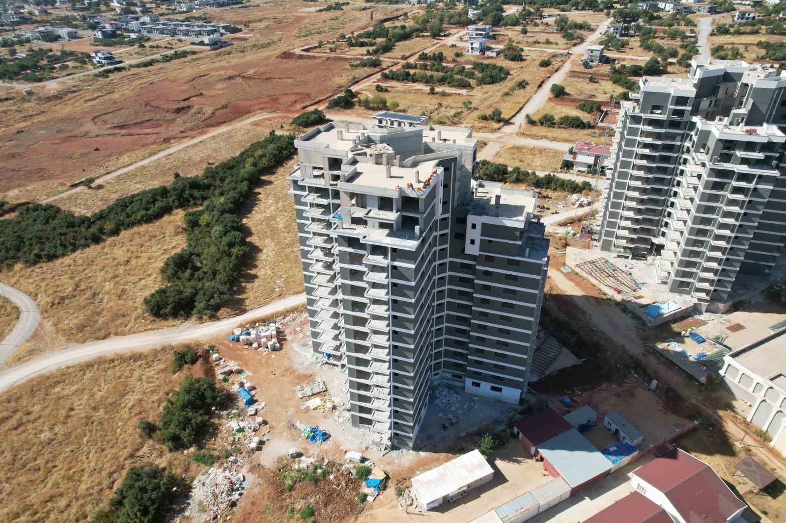 Denizli’de 4 aydır ödemeleri yapılmayan inşaat işçileri çatıya çıktı