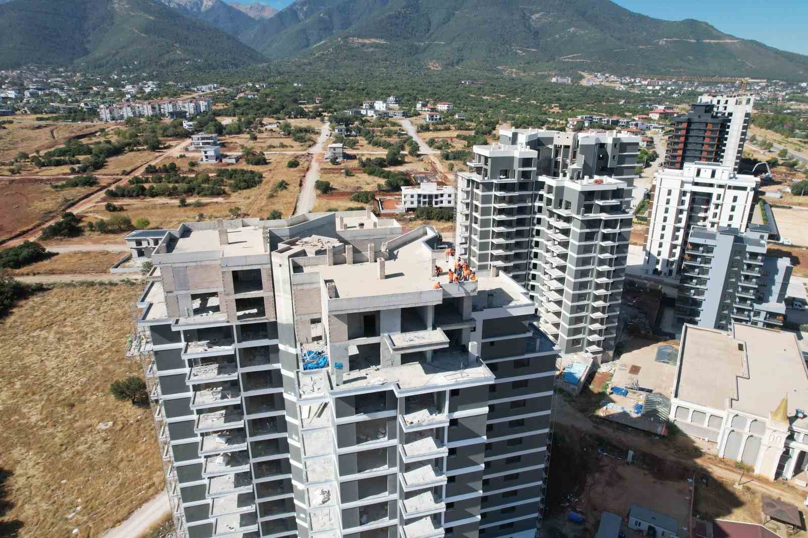 Denizli’de 4 aydır ödemeleri yapılmayan inşaat işçileri çatıya çıktı