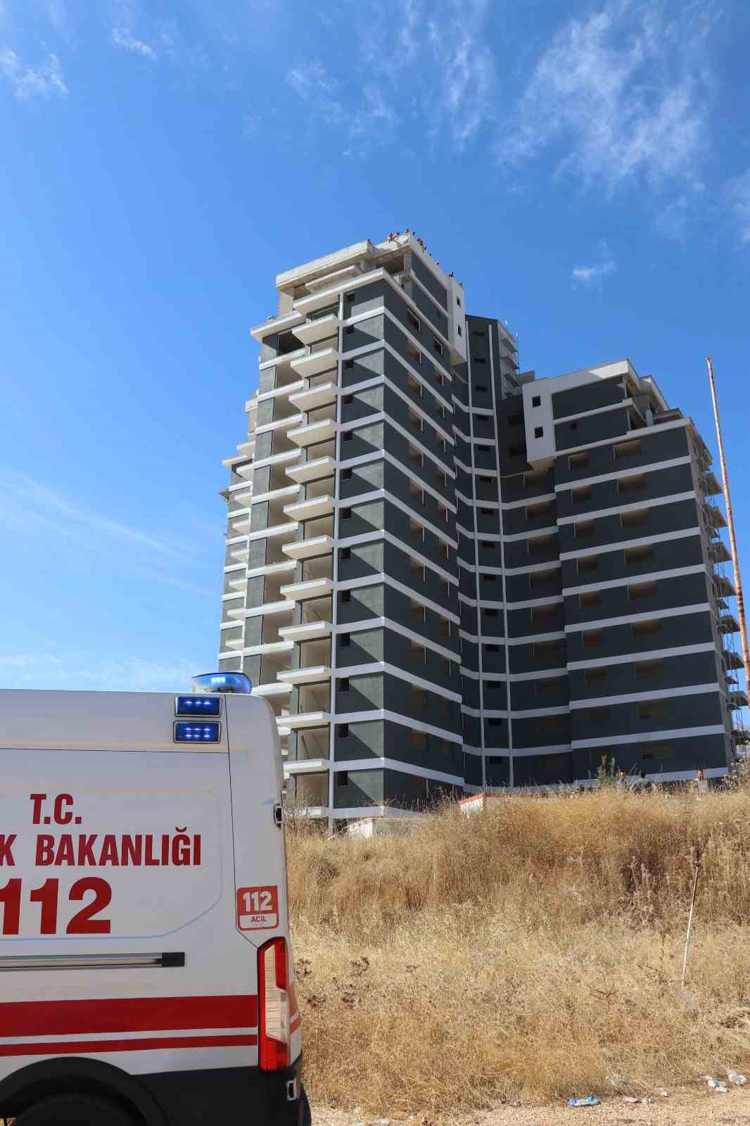 Denizli’de 4 aydır ödemeleri yapılmayan inşaat işçileri çatıya çıktı