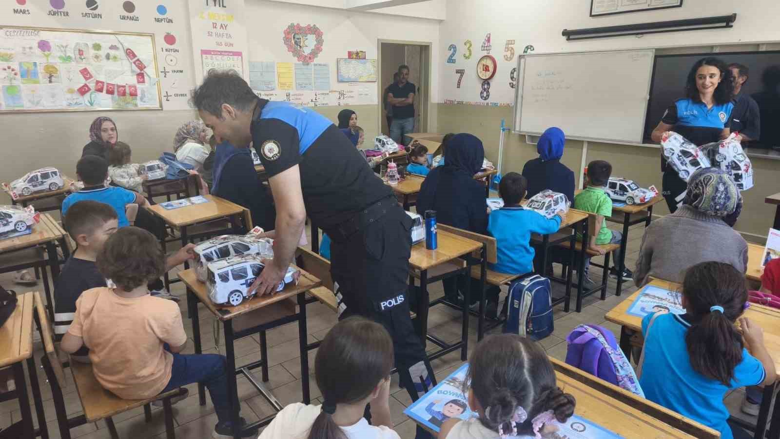 Erzincan’da polis ekiplerinden öğrencilere yeni eğitim yılı sürprizi