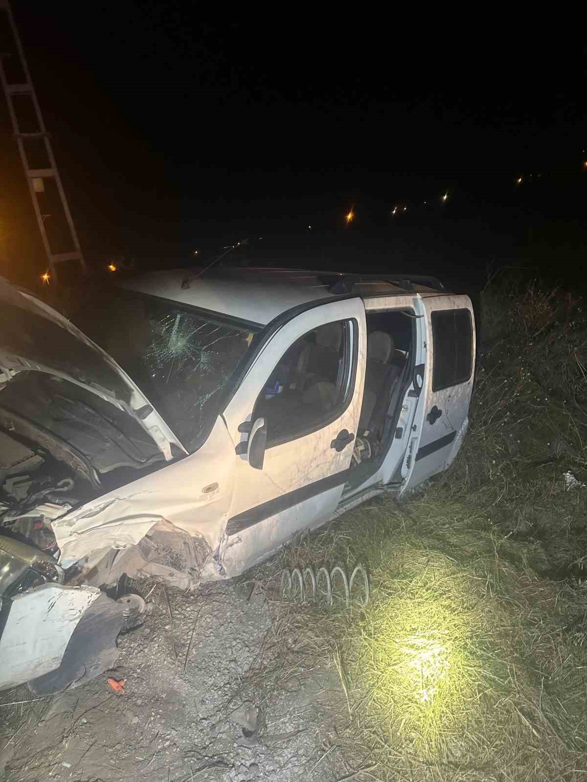 Kayseri’de hafif ticari araçla otomobil kafa kafaya çarpıştı: 2 yaralı
