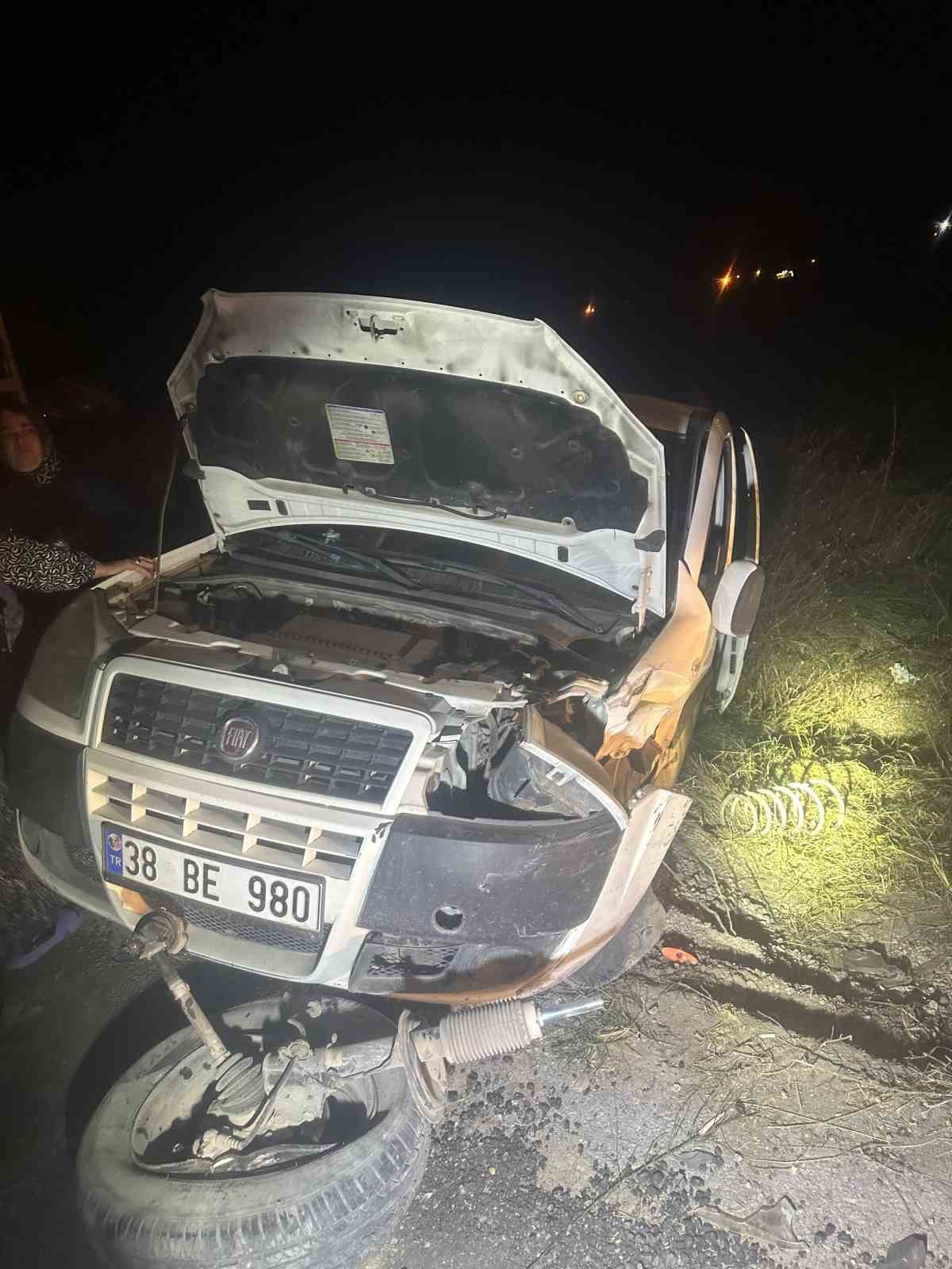 Kayseri’de hafif ticari araçla otomobil kafa kafaya çarpıştı: 2 yaralı