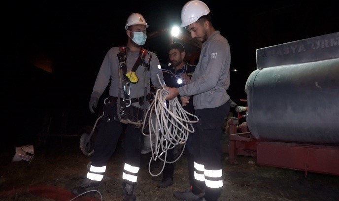 Kuşburnu için yakılan ateş köyde yangına neden oldu: 2 ev ve ahır küle döndü