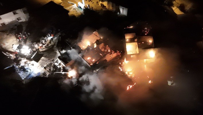 Kuşburnu için yakılan ateş köyde yangına neden oldu: 2 ev ve ahır küle döndü