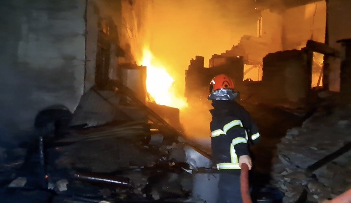 Kuşburnu için yakılan ateş köyde yangına neden oldu: 2 ev ve ahır küle döndü